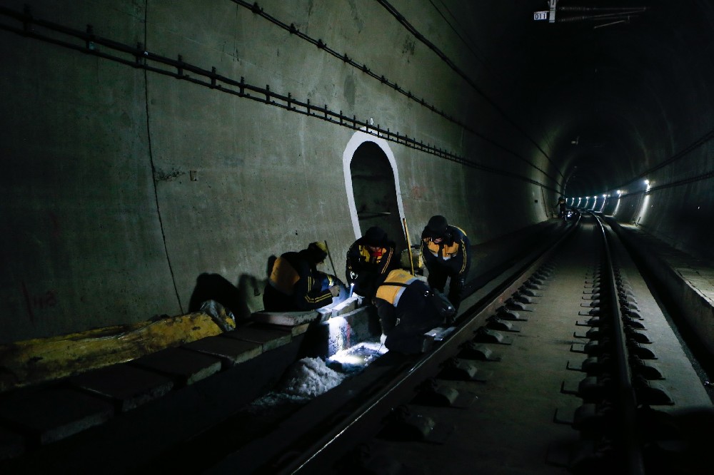 万荣铁路运营隧道病害现状